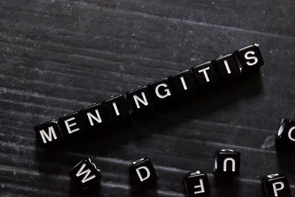 Meningitis en cubos de madera. Sobre fondo de mesa — Foto de Stock