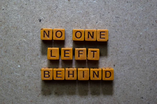 Personne n'est resté sur des cubes en bois. Sur fond de table — Photo