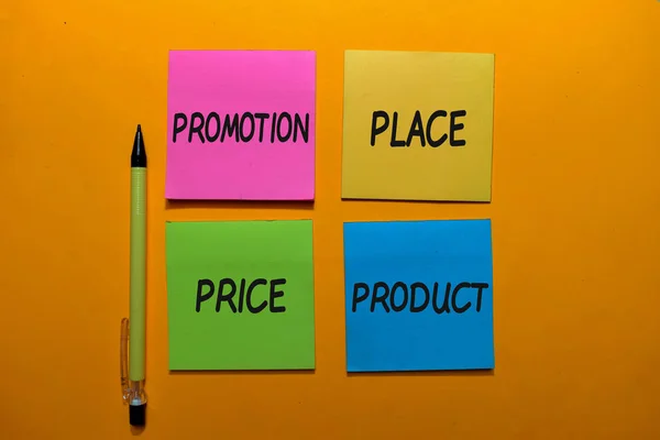 Promoción, Lugar, Precio, Escribir en notas adhesivas aisladas en Office Desk — Foto de Stock