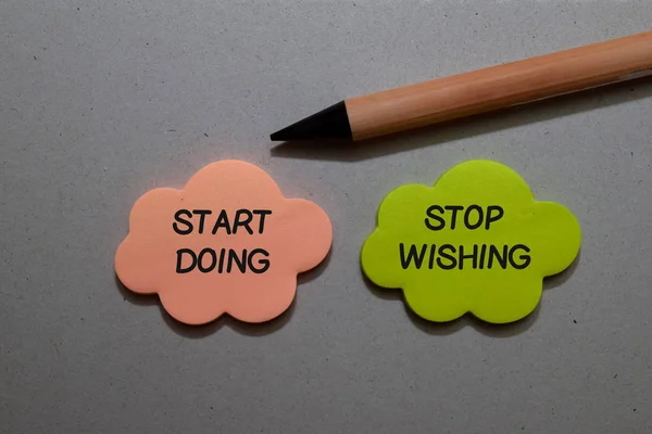 Empezar a hacer o dejar de desear escribir en notas adhesivas aisladas en Office Desk — Foto de Stock
