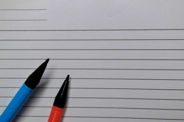 Stäng upp färgglada penna och tom bok — Stockfoto