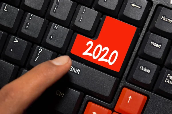 2020 запис на клавіатурі ізольовано на фоні ноутбука — стокове фото