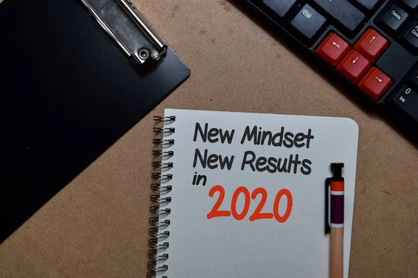 New Mindset, Nowe wyniki w 2020 napisać na książce izolowane na Office Desk — Zdjęcie stockowe