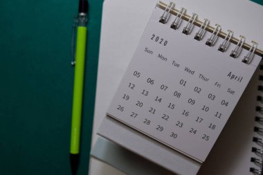 Beyaz Takvim Nisan 2020 Ofis masasında