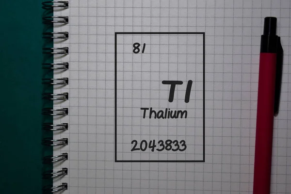 Tallium - Ti. skriva på en bok isolerad på Office Desk — Stockfoto
