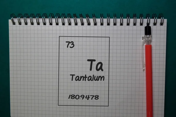 Tantal - Ta. napsat na knihu izolovanou na kancelářském stole — Stock fotografie