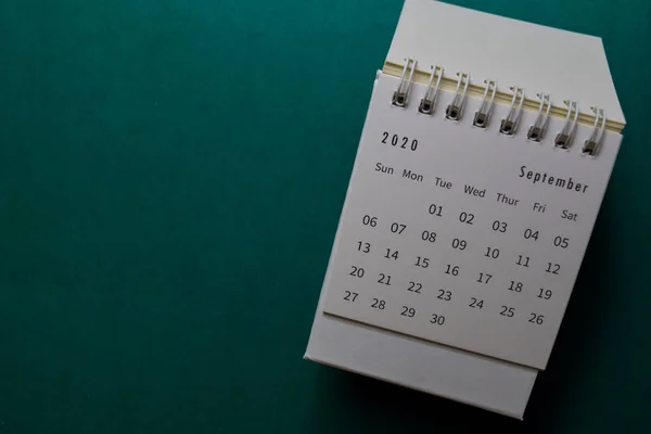 Vit kalender september 2020 på skrivbord bakgrund — Stockfoto