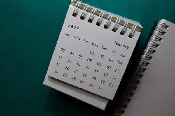 Vit kalender januari 2020 på skrivbord bakgrund — Stockfoto