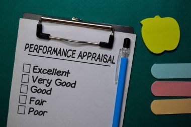 Ofis masasında izole edilmiş bir evrak üzerinde performans değerlendirmesi yazınız