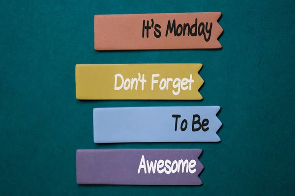It's Monday Don't Forget to be Awesome write on stick note isolated on Office Desk — Stock Photo, Image