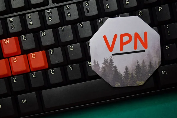 VPN escribe en nota adhesiva aislada en Office Desk —  Fotos de Stock
