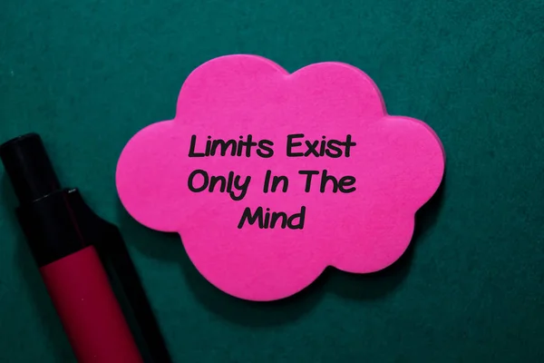 Limit Exist Only in The Mind γράψτε στο stick note που απομονώνεται στο Office Desk — Φωτογραφία Αρχείου