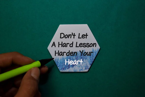 Don 't Let A Hard Lesson Harden your Heart write on stick note isolated on Office Desk — стоковое фото