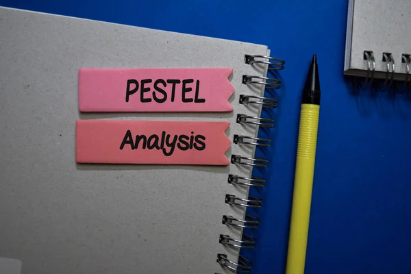 Ανάλυση Pestel γράψει σε κολλώδη σημείωμα απομονώνονται στο γραφείο του γραφείου. — Φωτογραφία Αρχείου