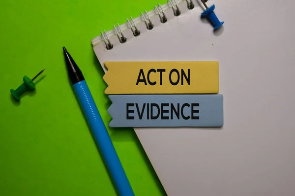 Act On Evidence scrivere su nota appiccicosa isolato su Office Desk . — Foto Stock