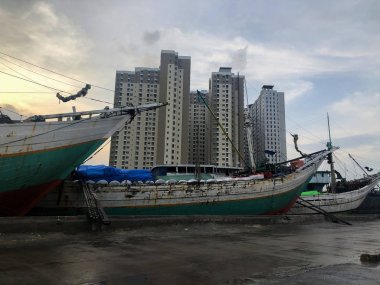 Jakarta, Endonezya, 7 Ocak 2020: Üst veya hava manzaralı geleneksel endüstriyel liman. Sunda Kelapa 'daki bir ithalat ve ihracat limanı.