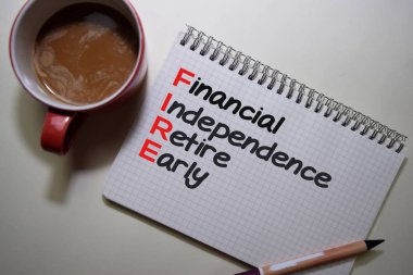 Finansal Bağımsızlık Emekliliği Ofis Masasında tecrit edilmiş bir kitap üzerine.