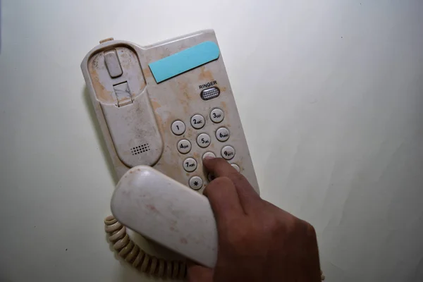 Ein Mann drückte schmutzige oder alte Telefontaste — Stockfoto