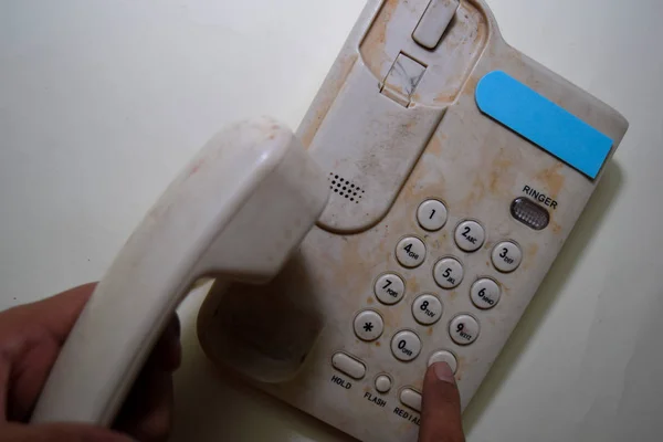 Un uomo premuto sporco o vecchio pulsante del telefono — Foto Stock