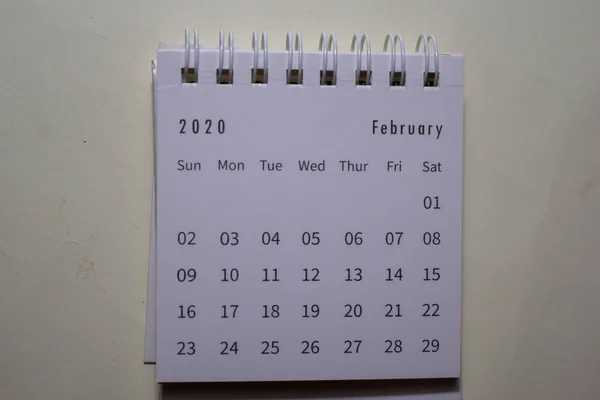 Calendrier blanc Février 2020 sur fond de bureau — Photo