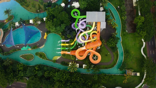 Vue aérienne de la piscine en plein air de la ville. Drone Shot vue une piscine bleue à Bekasi - Indonésie . — Photo