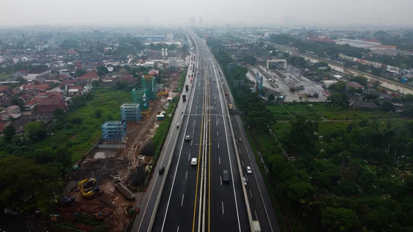 Vista aérea do drone da estrada estrada de junção multinível com carros em movimento após chuvoso. Os carros estão desfocados. — Fotografia de Stock