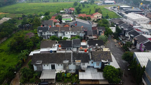 Luchtfoto uitzicht met een drone bij huis en snelweg — Stockfoto