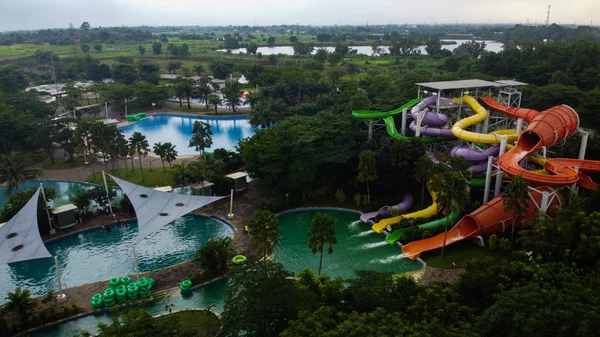 Açık şehir yüzme havuzunun havadan görünüşü. İHA, Endonezya Bekasi 'de mavi bir havuz gördü.. — Stok fotoğraf