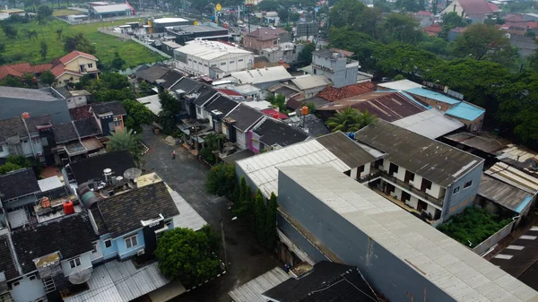 Luchtfoto uitzicht met een drone bij huis en snelweg — Stockfoto