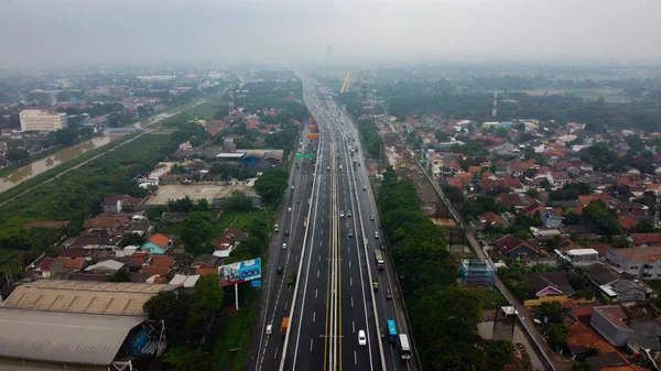 Vista aérea do drone da estrada estrada de junção multinível com carros em movimento após chuvoso. Os carros estão desfocados. — Fotografia de Stock