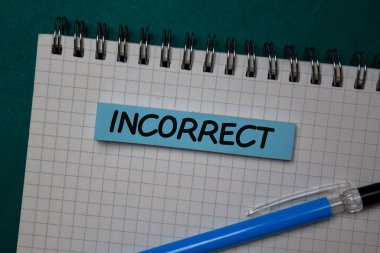 Yeşil arkaplanda izole edilmiş yapışkan bir nota yanlış yazma.