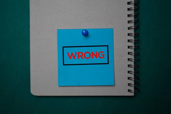 Wrong write on a sticky note isolated on green background. — 스톡 사진