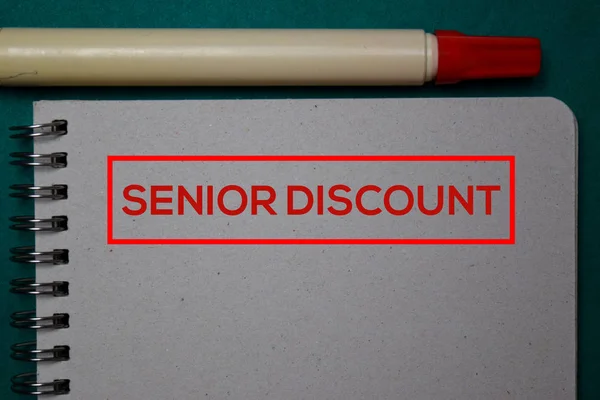 Senior Discount γράψτε σε ένα βιβλίο απομονωμένο σε πράσινο φόντο. — Φωτογραφία Αρχείου