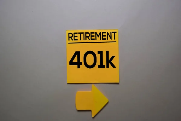 Συνταξιοδότηση 401k γράφουν σε ένα κολλώδες σημείωμα που απομονώνονται στο γραφείο. — Φωτογραφία Αρχείου