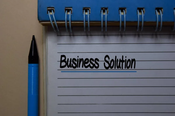 Business Solution écrire sur un livre isolé sur un bureau . — Photo