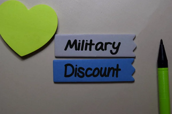 Military Discount write on a sticky note isolated on office desk. — 스톡 사진