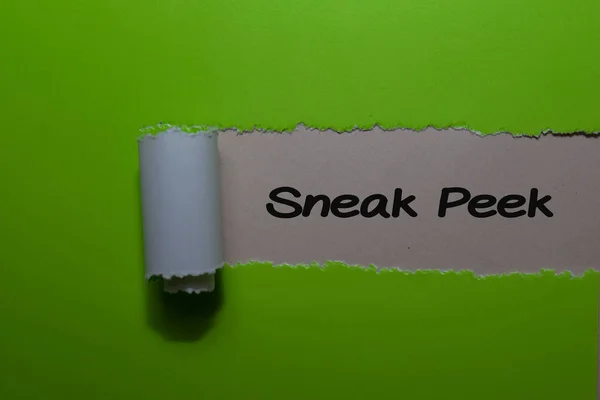 Cerrar texto Sneak Peek escribir en papel verde desgarrado —  Fotos de Stock