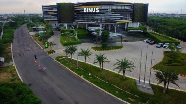 Bekasi, Batı Java, Endonezya - 21 Ocak 2020: Aerial View. Summarecon bölgesindeki Modern Bina Nusantara Üniversitesi binası. Bekasi