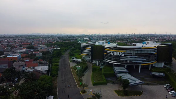 Bekasi, Java Occidental, Indonesia - 21 de enero de 2020: Vista aérea. Edificio moderno Edificio de la Universidad de Bina Nusantara en la zona de Summarecon. Bekasi. —  Fotos de Stock