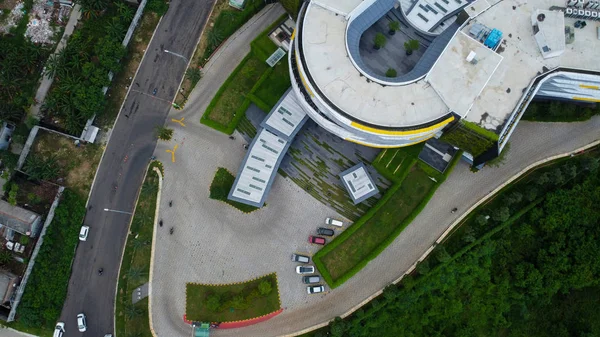 Bekasi, West Java, Indonésia - 21 de janeiro de 2020: Aerial View. Edifício moderno edifício da Universidade Bina Nusantara na área de Summarecon. Bekasi — Fotografia de Stock