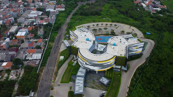 Bekasi, Jawa Zachodnia, Indonezja - 21 stycznia 2020: Widok z lotu ptaka. Nowoczesny budynek Bina Nusantara University budynku w obszarze Summarecon. Bekasi Przewodniczący — Zdjęcie stockowe