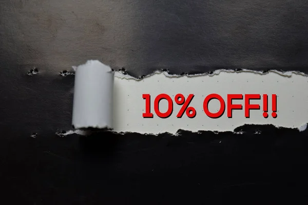 Cerrar texto 10% OFF!! escribir sobre papel marrón desgarrado — Foto de Stock