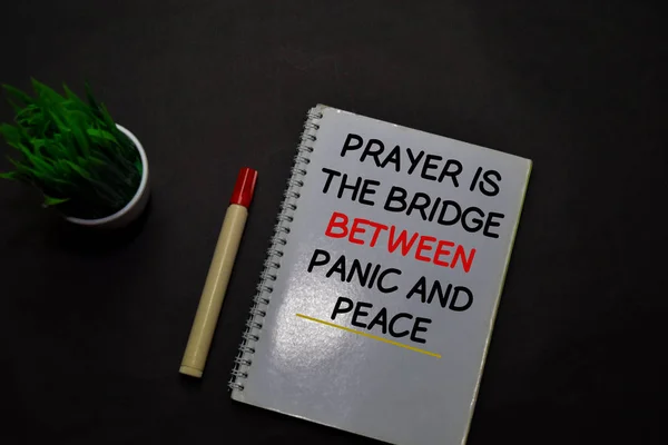 Oração é a ponte entre pânico e paz escrever em um livro isolado na mesa de escritório. Conceito de fé cristã — Fotografia de Stock