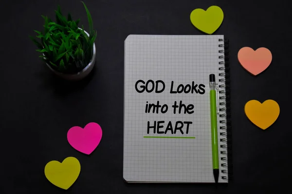 Deus olha para o coração escreva em um livro isolado na mesa do escritório. Conceito de fé cristã — Fotografia de Stock