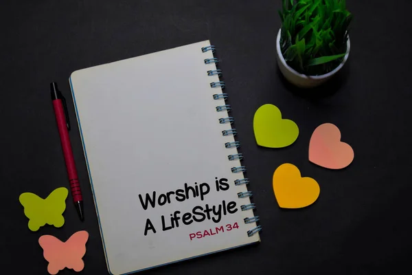 Adoração é um estilo de vida - PSALM 34 escrever em um livro isolado na mesa de escritório. Conceito de fé cristã — Fotografia de Stock