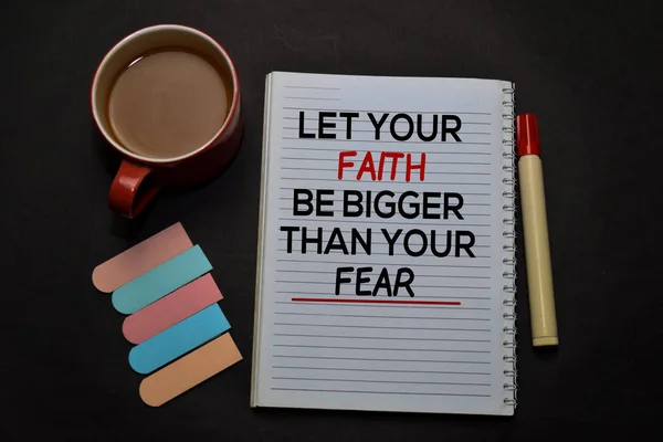 Lass deinen Glauben größer sein als deine Angst, schreibe auf ein Buch, das isoliert auf dem Schreibtisch liegt. Konzept des christlichen Glaubens — Stockfoto
