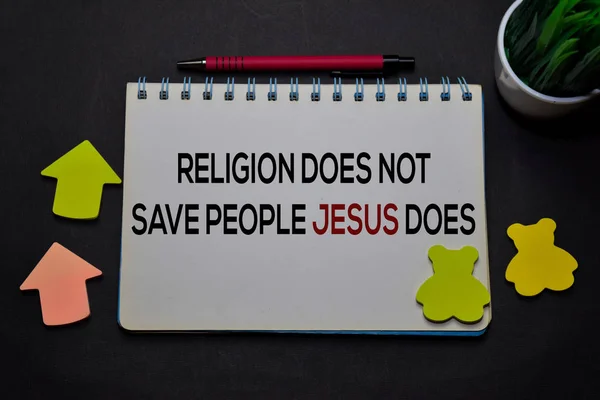 Religião não salva as pessoas Jesus escreve em um livro isolado na mesa do escritório. Conceito de fé cristã — Fotografia de Stock