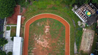Bekasi, Batı Cava, Endonezya, 25 Ocak 2020: Sabah okul stadyumunda havadan çalışma günü görüntüsü. Sporcuların üzerinde insansız hava aracı uçuşu.