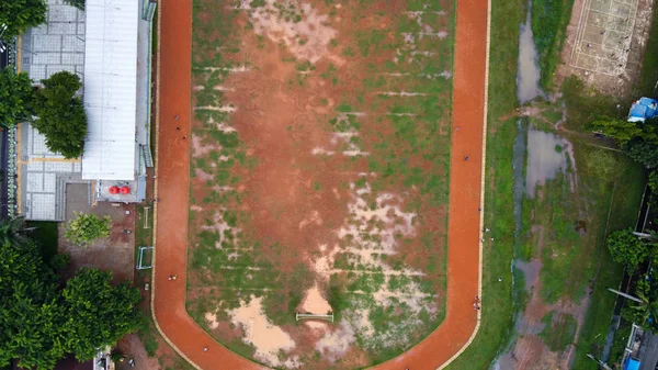 Bekasi, West Java, Indonesia, January 25 2020: Flygfoto över en arbetsdag ledig på morgonen på skolstadion. Overhead antenn drönare flygning över idrottsfolk. — Stockfoto