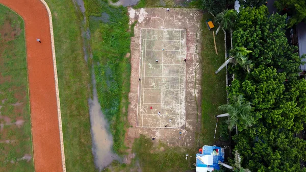 Bekasi, Java Occidental, Indonesia, 25 de enero de 2020: Vista aérea de niños jugando fútbol en cancha de baloncesto . — Foto de Stock